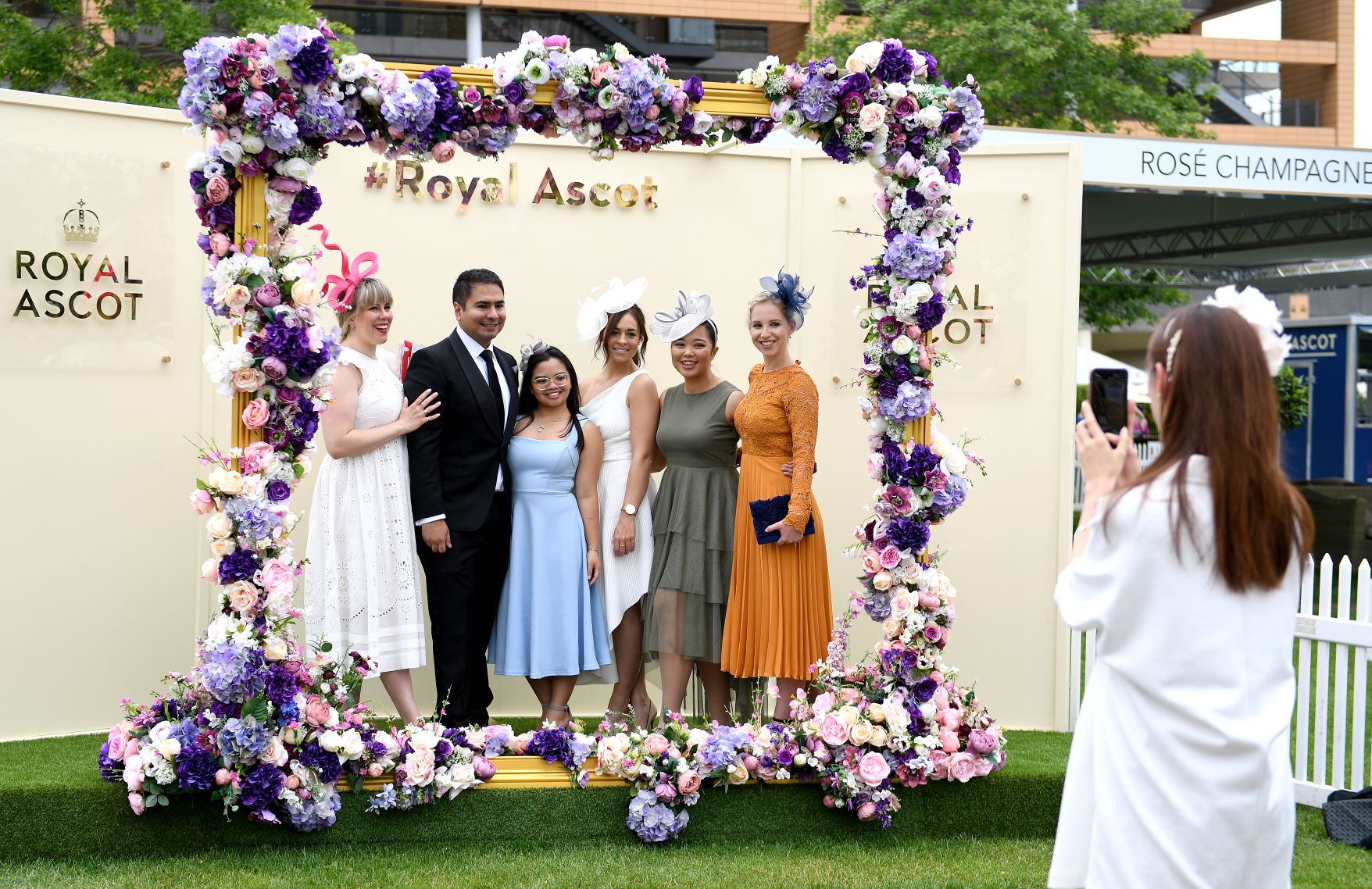 Royal Ascot 2023: Glamorous racegoers arrive for the first day at Queen  Anne Stakes